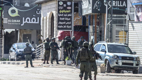القوات الإسرائيلية تشن حملة واسعة على محال الصرافة بالضفة الغربية وتعتقل عاملين فيها