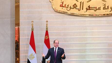 صورة مشتركة بين السيسي ورئيس المخابرات المصرية في القمة العربية تثير تفاعلا