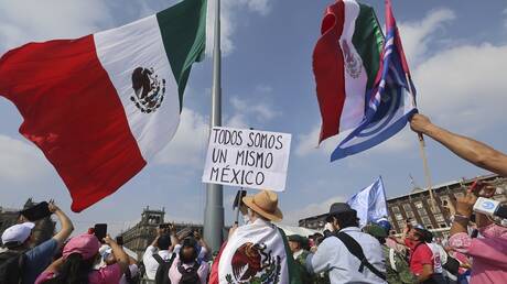 عشرات الآلاف يحتجون ضد الرئيس المكسيكي في الساحة الرئيسية في مكسيكو سيتي
