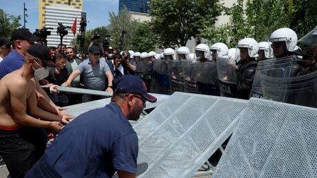 مظاهرة احتجاج صاخبة ضد عمدة العاصمة الألبانية تيرانا