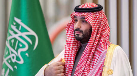 تفاعل كبير مع مقتنيات مكتب ولي العهد السعودي ظهرت خلال اتصال مرئي مهم (فيديو)