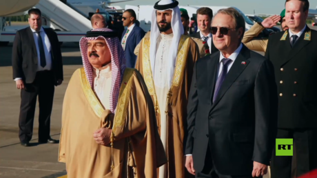 مشاهد لاستقبال ملك البحرين لدى وصوله موسكو