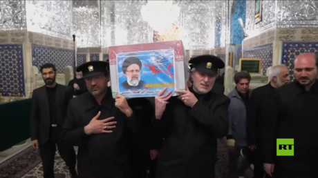 دفن الرئيس الإيراني رئيسي في أقدس موقع للمسلمين الشيعة في إيران