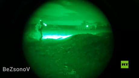 شاهد.. جندي أوكراني ينشق عن قواته على متن دبابة ويستسلم للجيش الروسي
