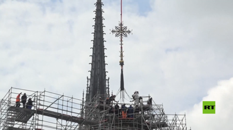 عملية نصب صليب على قمة كاتدرائية نوتردام التاريخية في باريس