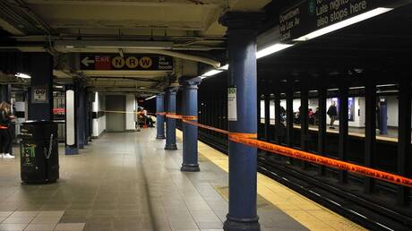 رجل يلقي سائلا مشتعلا في مترو أنفاق مدينة نيويورك ويصيب راكبا آخر