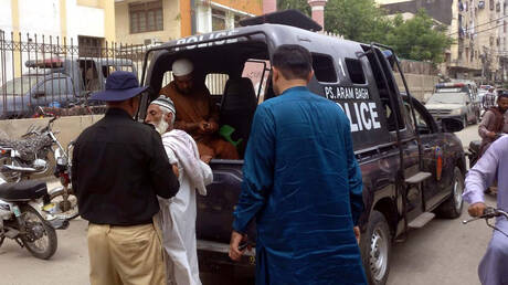 الشرطة الباكستانية تعتقل عشرات المسلمين بعد اعتداء على رجل دين مسيحي وابنه