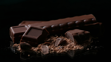 دراسة تحذيرية: منتجات شوكولاتة شهيرة تحتوي على مواد مسببة للسرطان 