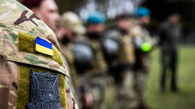 استخباراتي أمريكي سابق: الوحدات الأوكرانية تلقي أسلحتها وتهرب من بعض خطوط المواجهة