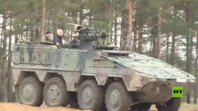 شاهد.. شولتس على متن ناقلة الجنود المدرعة يتفقد العسكريين الألمان في ليتوانيا