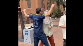 بالفيديو.. أستاذ جامعي في ولاية أريزونا يشتم طالبة مسلمة بحضور مناصرين لإسرائيل