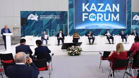 مشاهد من أروقة وفعاليات منتدى 