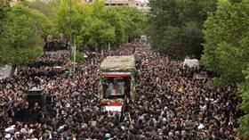 مراسل RT: تشييع مليوني للرئيس الإيراني الراحل إبراهيم رئيسي في مدينة قم (فيديو)