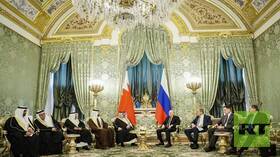 ملك البحرين في لقاء مع بوتين يؤكد دعم بلاده تطبيع العلاقات مع إيران (فيديو)