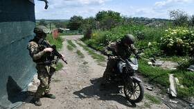 هجوم مباغت للدراجات النارية الروسية على مواقع الجيش الأوكراني (فيديو)
