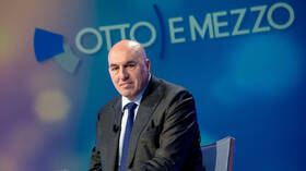 روما: لا يمكن لستولتنبرغ وماكرون أن يرسما خط المواجهة مع روسيا باسم 