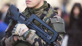 القائد العام للقوات الأوكرانية يوقع على وثائق تسمح للعسكريين الفرنسيين بزيارة مراكز التدريب