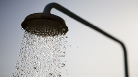 4 مخاطر صحية قد تنجم عن رأس دش الحمام المتسخ