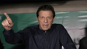 باكستان.. عمران خان يتحدث عن سرقة فوز حزبه في الانتخابات ويروي معاناته في محسبه الإنفرادي