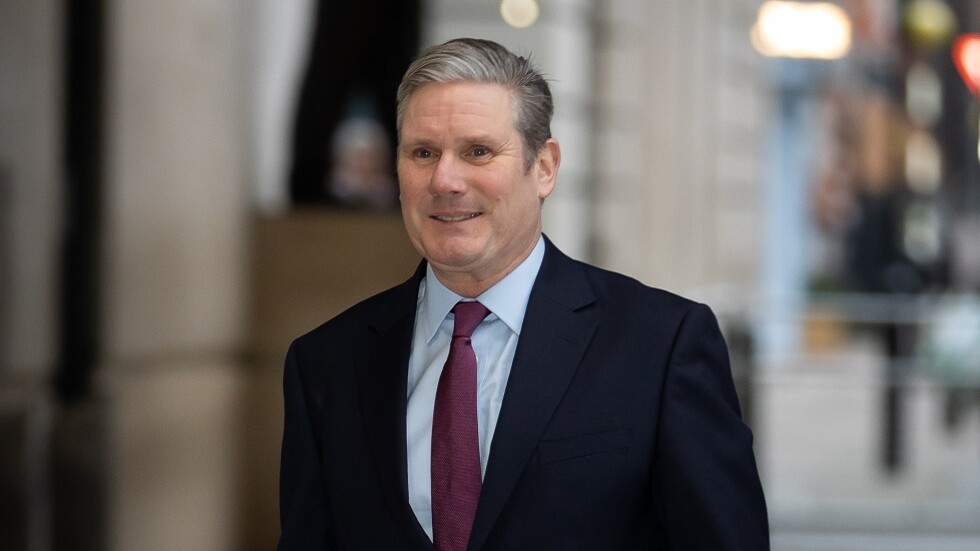 بريطانيا.. "حزب العمال" يتعهد بخفض عدد المهاجرين حال تسلمه مفاتيح "داونينغ ستريت"