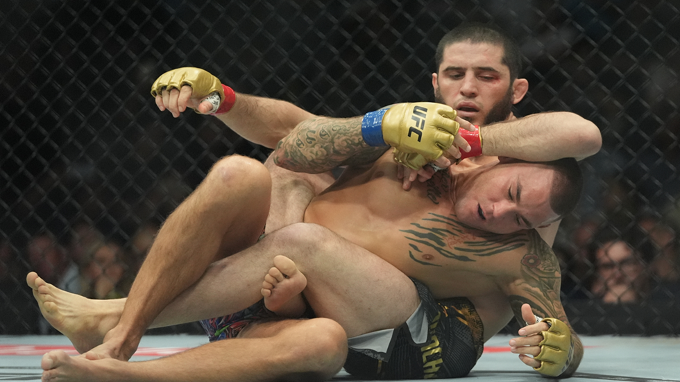 إسلام ماخاتشييف يهزم الأمريكي بوارييه ويحافظ على لقبه في اتحاد "UFC" (فيديو)