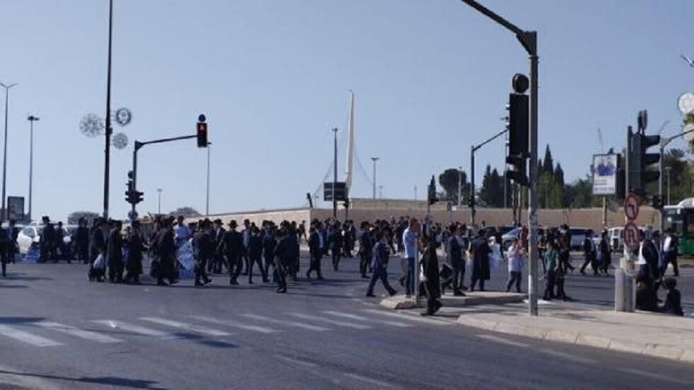 "نموت شنقا ولا نتجند".. "الحريديم" يتظاهرون في تل أبيب ضد قانون تجنيدهم  (فيديو + صور)