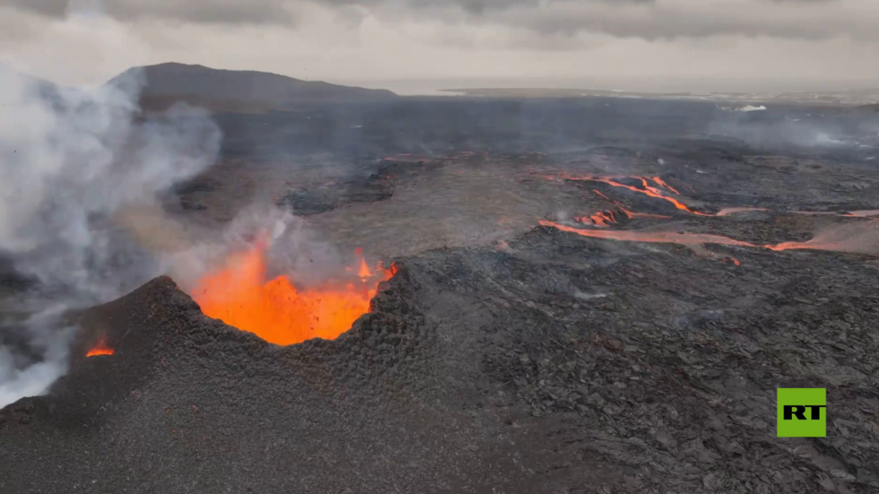 بالفيديو.. ثوران بركان يهدد بلدة في ايسلندا