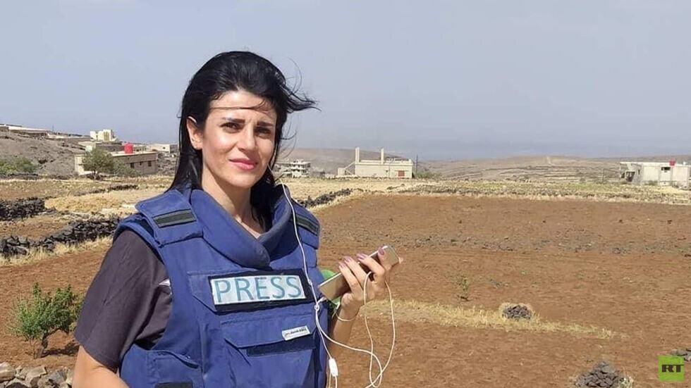 وفاء شبروني تقف أمام طلبة كلية الإعلام بجامعة دمشق محاضرة باسم RT (فيديو)