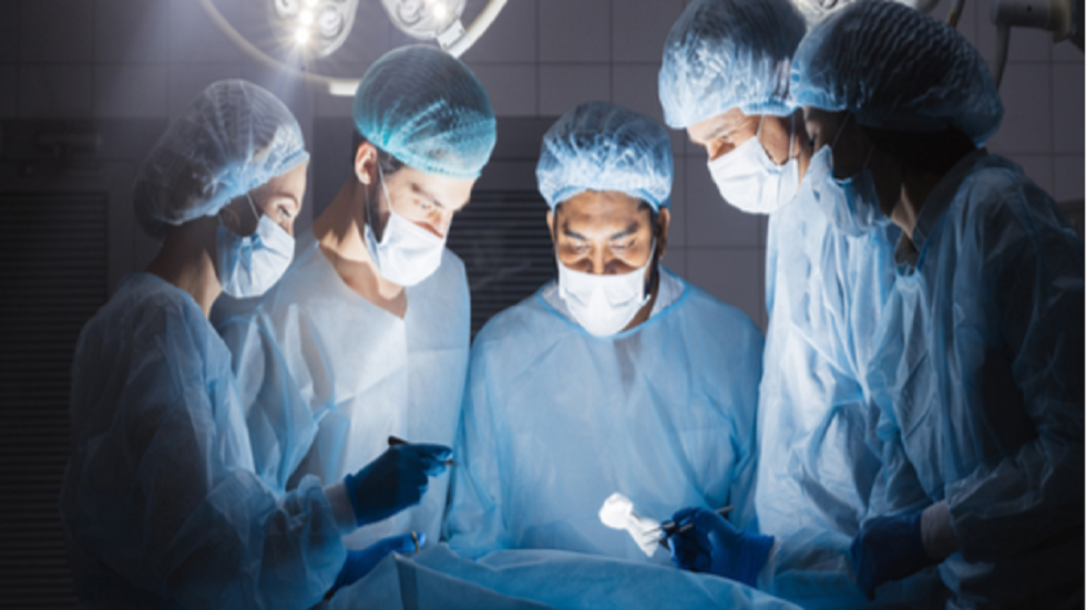 أجنبي يثير ضجة على مواقع التواصل بعد "خضوعه لعمليات تجميل في تركيا"