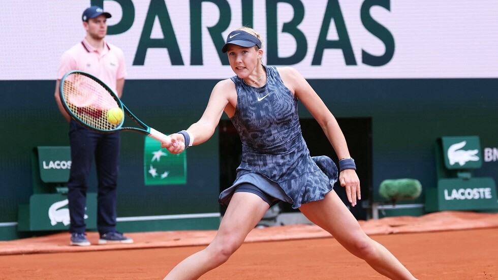 اليافعة الروسية أندرييفا تواصل مغامراتها في 