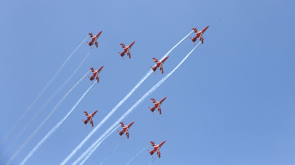 تحطم مقاتلة تابعة للقوات الهندية غرب البلاد ونجاة طاقمها (فيديو)