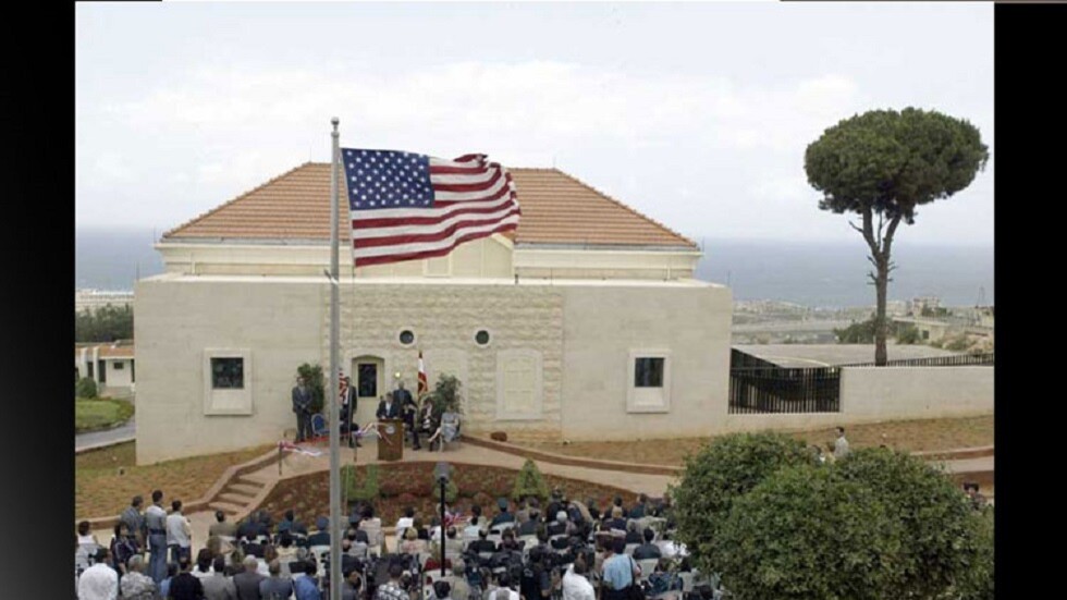 لحظة  إطلاق النار باتجاه السفارة الأمريكية في منطقة عوكر في جبل لبنان