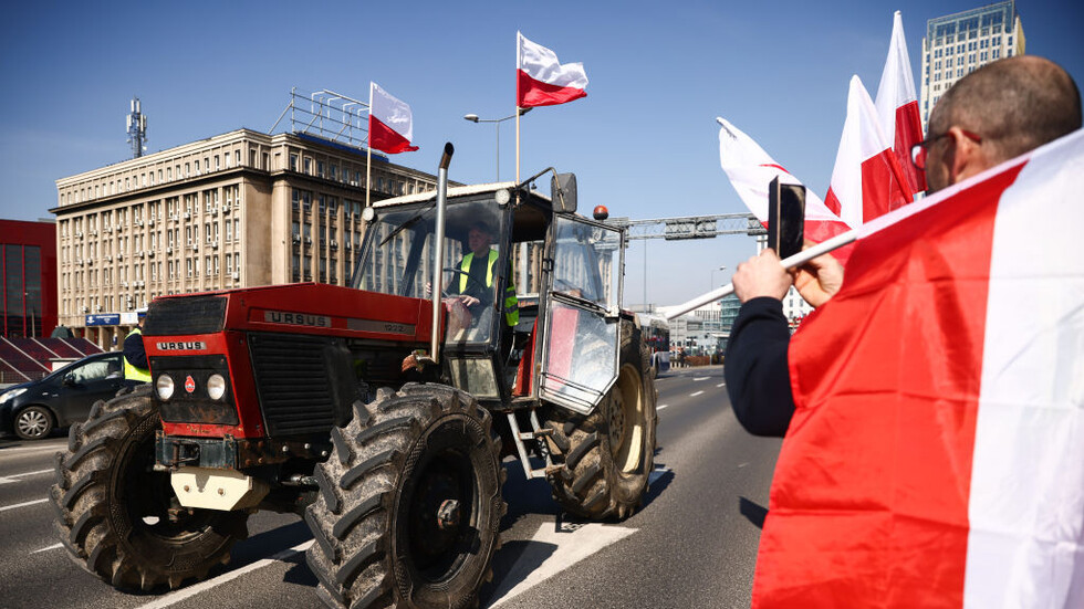 سائقو شاحنات بولنديون يغلقون نقطة التفتيش الثانية على الحدود مع أوكرانيا (فيديو)