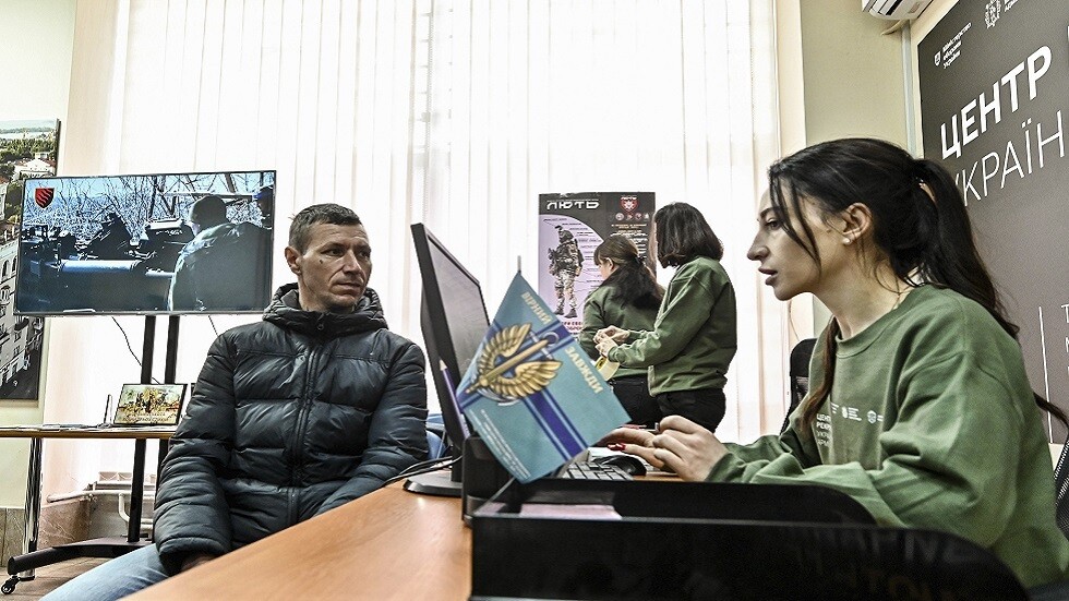 أوكرانيا.. اقتراح لاستبدال الرجال بالنساء في مراكز التعبئة العسكرية