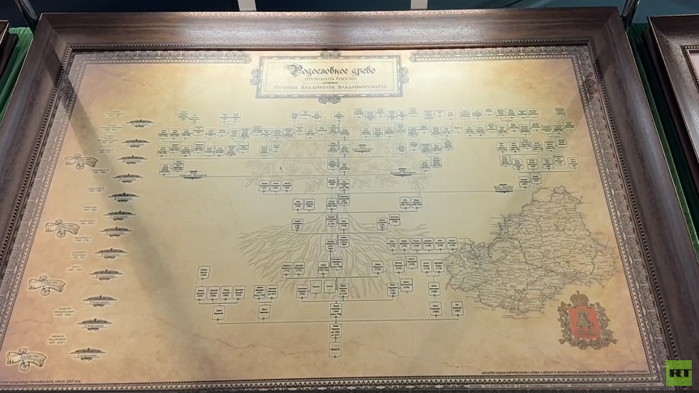 عرض شجرة عائلة بوتين في منتدى بطرسبورغ الاقتصادي (فيديو)