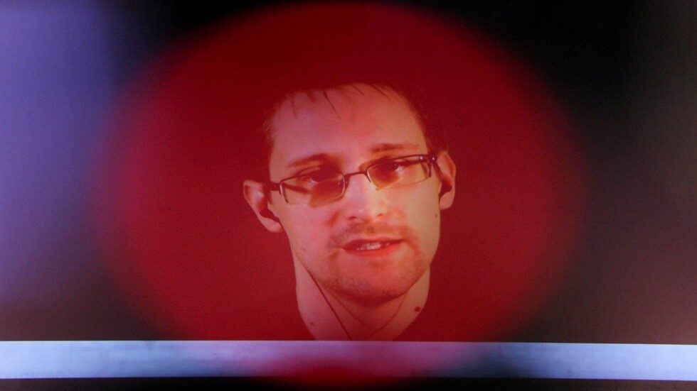 بعد ماسك.. سنودون مفجر الفضيحة الدولية الكبرى يحذر من سباق عالمي للسيطرة على الذكاء الاصطناعي