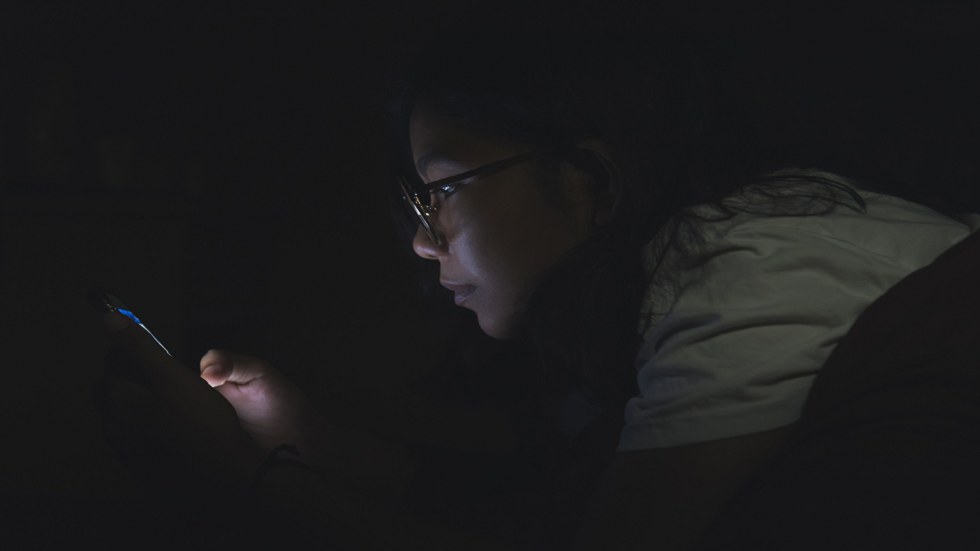 دراسة تدحض نصيحة شائعة حول استخدام الهاتف قبل النوم مباشرة