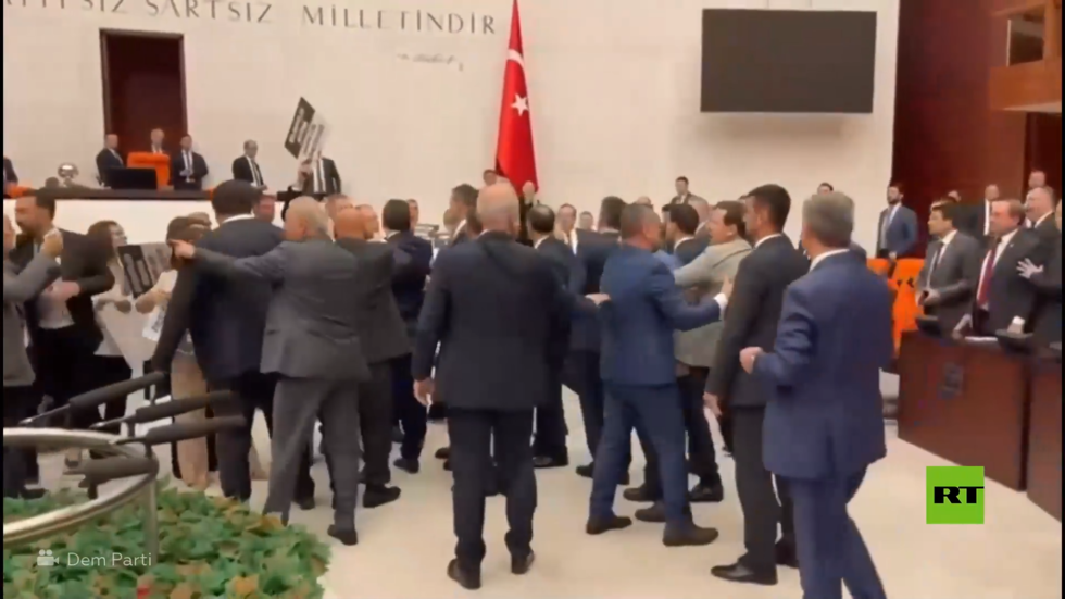 مشاجرة في البرلمان التركي بعد اعتقال عمدة مؤيد للأكراد