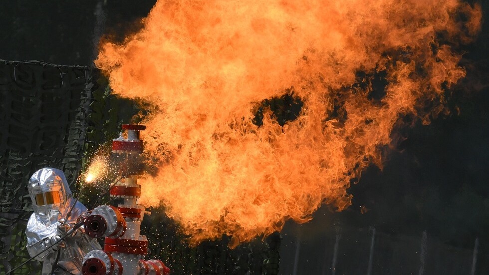 إخماد حريق في مصفاة نفط بعد هجوم بطائرة مسيرة أوكرانية في مقاطعة روستوف (فيديو)