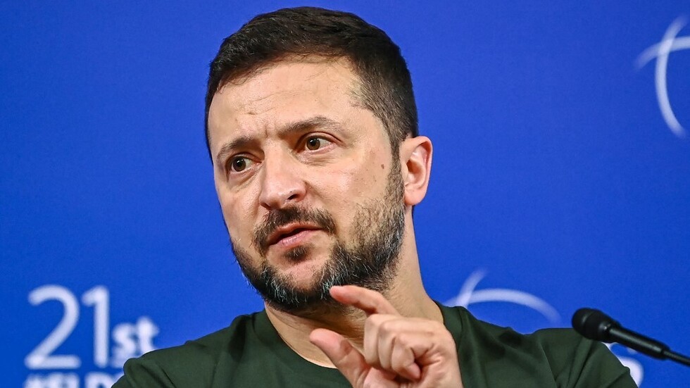 نائب أوكراني سابق يرجح اسمين محتلمين لخلافة زيلينسكي