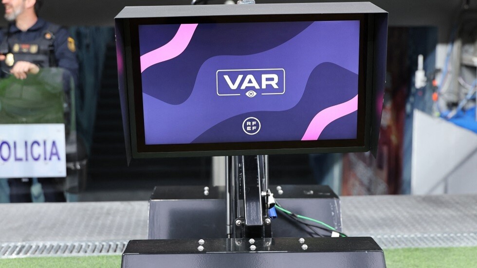 إعلان نتيجة تصويت أندية "البريمير ليغ" على إلغاء تقنية الفيديو "VAR"