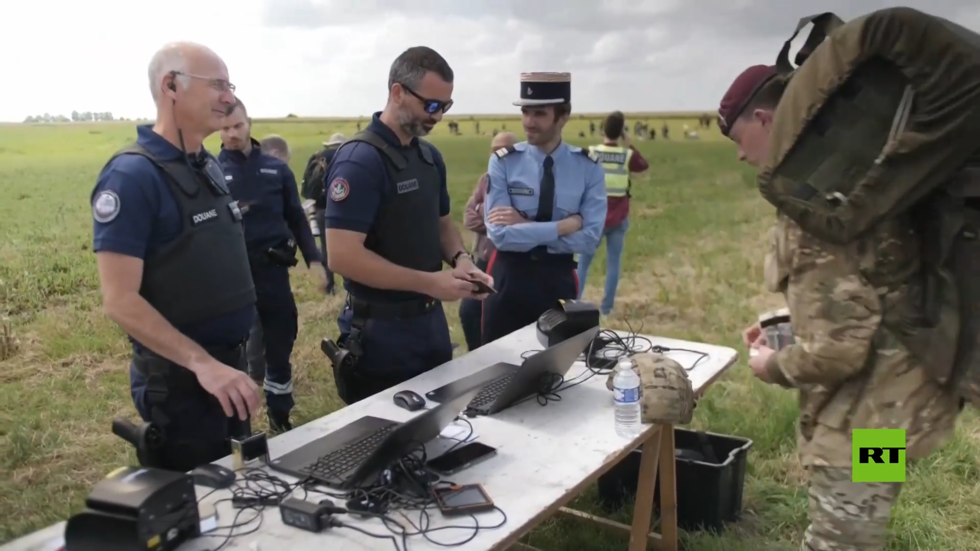 المظليون البريطانيون يجبرون على المرور عبر الجمارك بعد قفزهم في ذكرى إنزال النورماندي في فرنسا