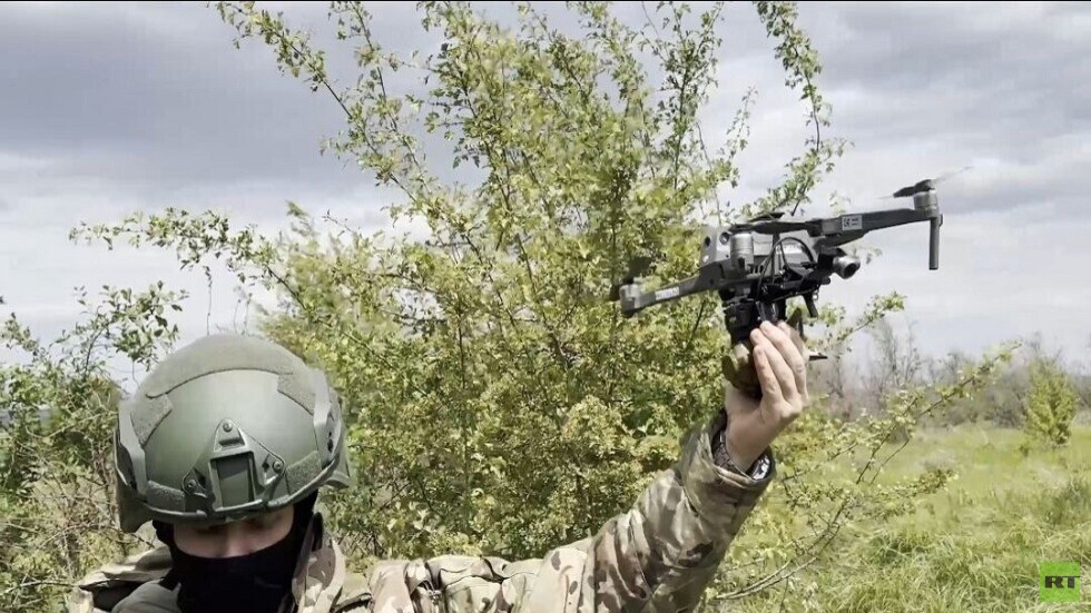 مشغلو المسيرات الاستطلاعية يمهدون الطريق أمام تقدم الجيش الروسي في منطقة العملية الخاصة (فيديو)