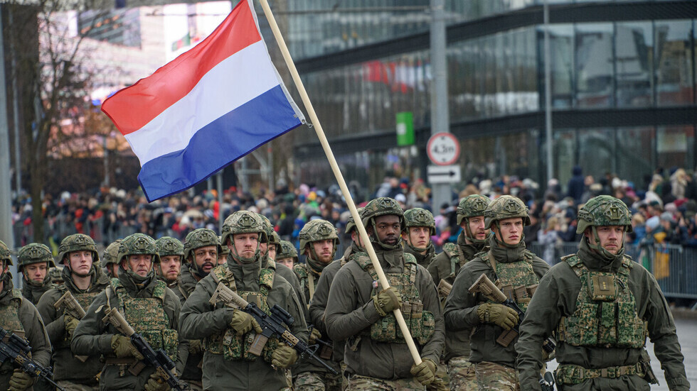 زعيم حزب فرنسي يفتح النار على ماكرون: يجرنا مع أصدقائه في أوروبا والناتو لحرب عالمية ثالثة