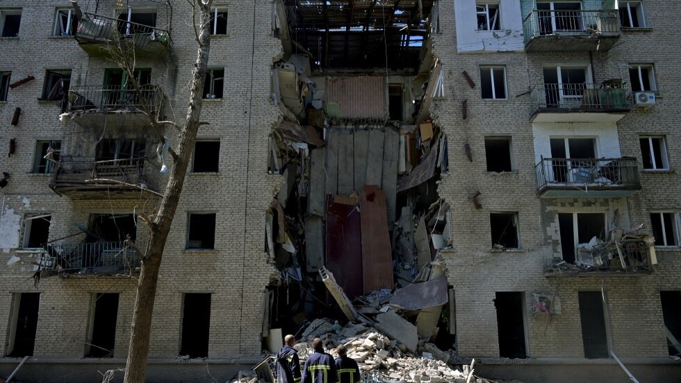 إنقاذ 7 أشخاص من تحت أنقاض مبنى قصفته قوات كييف في جمهورية لوغانسك (فيديو)