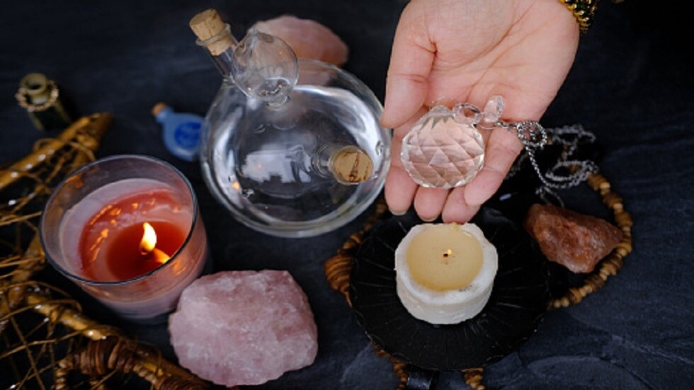 مصر.. احتجاز مشعوذ في شقة لفشله في طرد "العفاريت" من سيدة دفعت له مئات آلاف الجنيهات