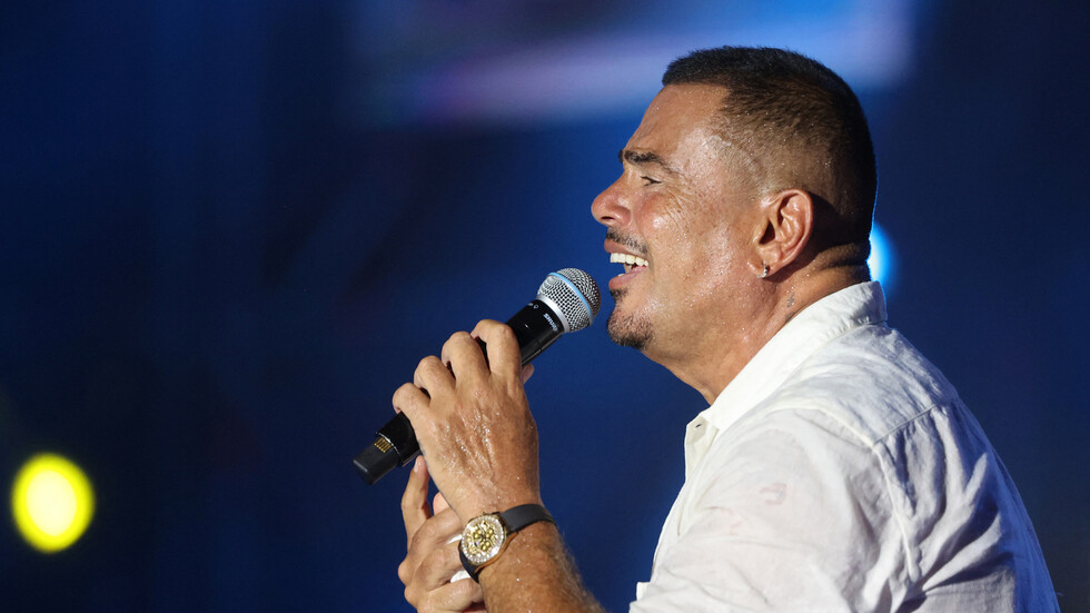 والد الشاب صاحب واقعة الصفع من عمرو دياب يكشف عن حالة نجله بعد الواقعة المثيرة للجدل