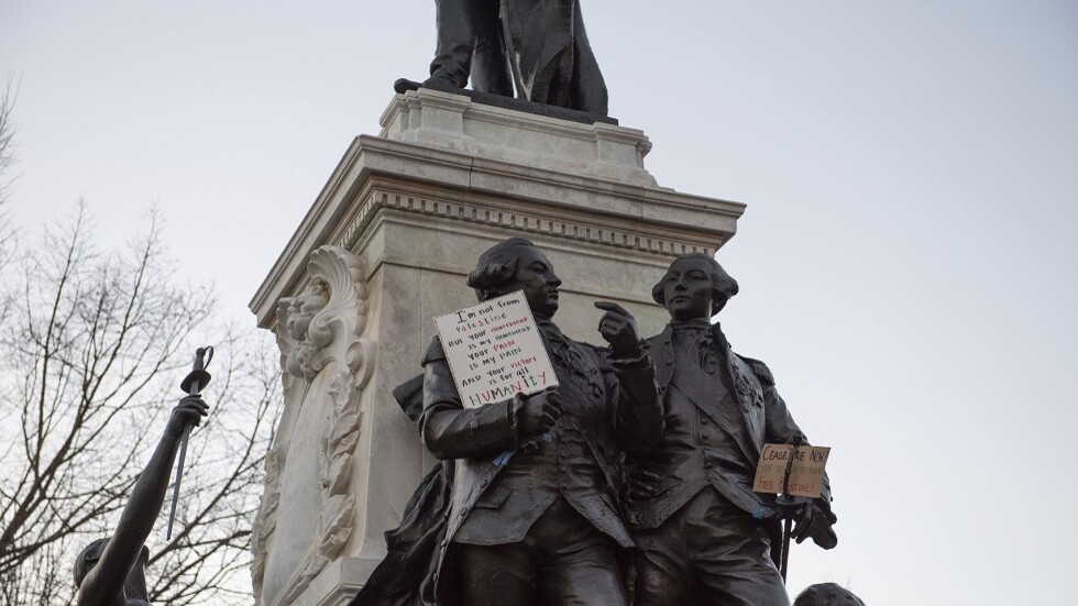 محتجون يملؤون جدرانا ونصبا تذكارية أمريكية حول البيت الأبيض برسومات وشعارات مؤيدة لغزة (فيديو)