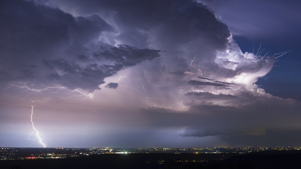صور صادمة لطائرة هشمها البرد في النمسا جراء عواصف رعدية قوية