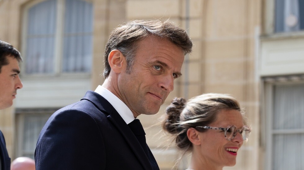 وسائل إعلام: ماكرون يدرس إمكانية الاستقالة